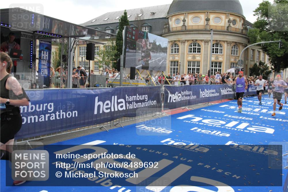 29.06.2025 - hella hamburg halbmarathon Michael Strokosch http://msf.ph/oto/8489692 29.06.2025 10:44:47 Ziel 1941, 2970, 3004, 3785, 4270, 4915, 7325, 10669, 15185, 15233, 16834, 17251, 18437, 18868 meine-sportfotos.de