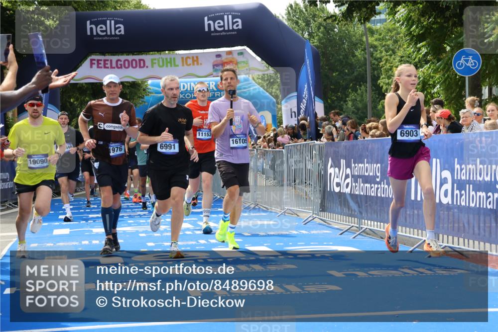 29.06.2025 - hella hamburg halbmarathon Strokosch-Dieckow http://msf.ph/oto/8489698 29.06.2025 10:43:43 Ziel 1976, 3116, 3437, 4318, 5624, 5692, 6903, 6991, 7185, 9043, 9114, 9159, 9374, 11153, 11778, 11848, 13421, 13897, 14201, 14210, 14690, 15328, 15512, 15932, 16062, 16105, 17912, 18449, 18650, 19090 meine-sportfotos.de