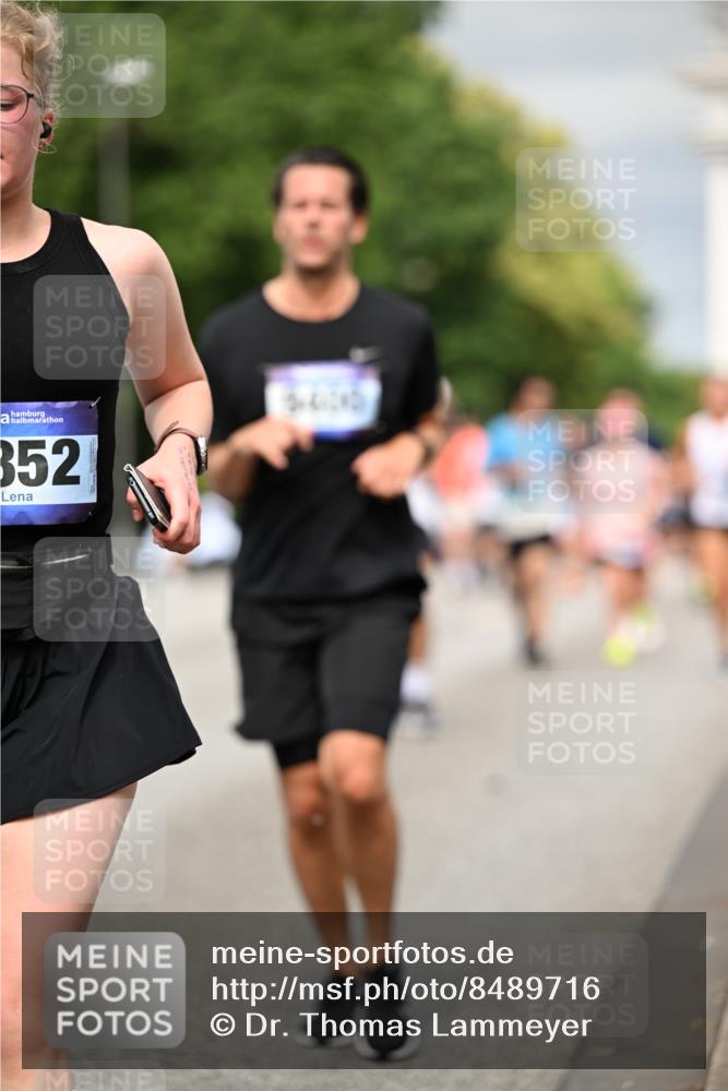 29.06.2025 - hella hamburg halbmarathon Dr. Thomas Lammeyer http://msf.ph/oto/8489716 29.06.2025 10:21:41 Kennedybrücke 1015, 1083, 1156, 1204, 1274, 1458, 1622, 1749, 1795, 2259, 3138, 3210, 3292, 3464, 3466, 3802, 3803, 4218, 4852, 5929, 5930, 6254, 6336, 6352, 6520, 6786, 7011, 7258, 7945, 8210, 8309, 8351, 8433, 8607, 9400, 9848, 10460, 10509, 10620, 10677, 11372 meine-sportfotos.de