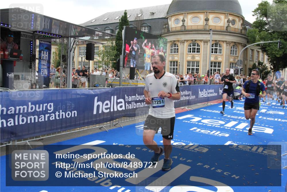29.06.2025 - hella hamburg halbmarathon Michael Strokosch http://msf.ph/oto/8489727 29.06.2025 10:44:50 Ziel 1941, 2970, 3004, 3098, 3785, 4270, 4915, 7056, 7167, 7325, 15185, 15233, 16834, 17251, 19207, 19210 meine-sportfotos.de