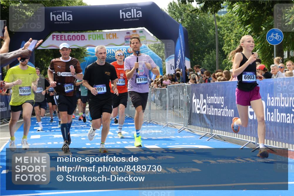 29.06.2025 - hella hamburg halbmarathon Strokosch-Dieckow http://msf.ph/oto/8489730 29.06.2025 10:43:43 Ziel 1976, 3116, 3437, 4318, 5624, 5692, 6903, 6991, 7185, 9043, 9114, 9159, 9374, 11153, 11778, 11848, 13421, 13897, 14201, 14210, 14690, 15328, 15512, 15932, 16062, 16105, 17912, 18449, 18650, 19090 meine-sportfotos.de