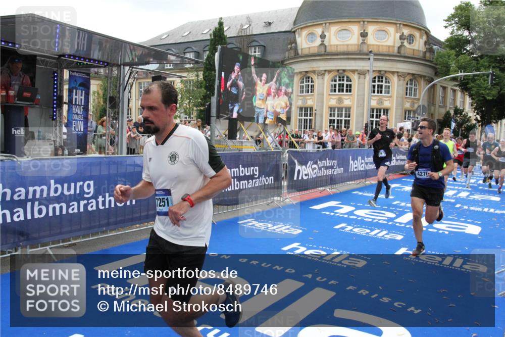 29.06.2025 - hella hamburg halbmarathon Michael Strokosch http://msf.ph/oto/8489746 29.06.2025 10:44:51 Ziel 1941, 2098, 2970, 3004, 3098, 3785, 4270, 4915, 7056, 7167, 7325, 9720, 12161, 15185, 15233, 16834, 17251, 19207, 19210 meine-sportfotos.de