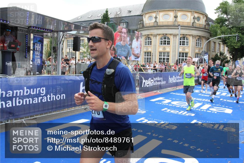 29.06.2025 - hella hamburg halbmarathon Michael Strokosch http://msf.ph/oto/8489761 29.06.2025 10:44:52 Ziel 1941, 2098, 2970, 3004, 3098, 3785, 4270, 4915, 7056, 7167, 7325, 9720, 12161, 16834, 17251, 19207, 19210 meine-sportfotos.de