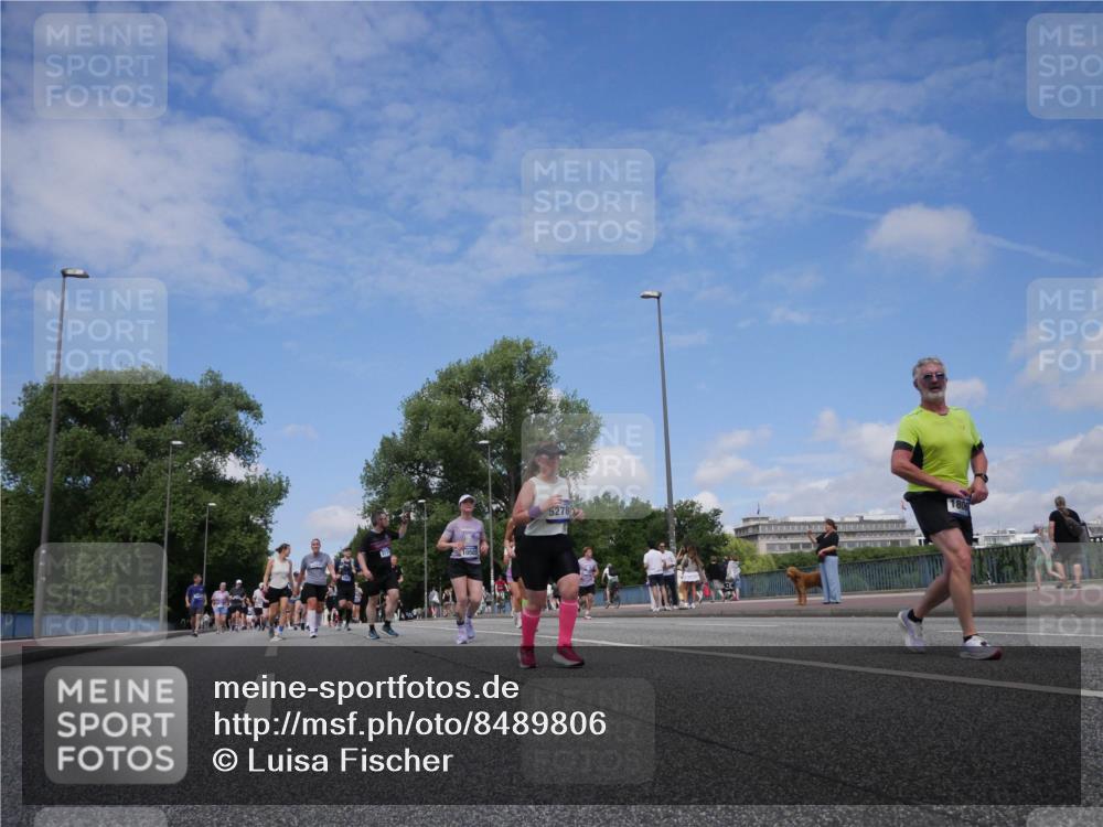 29.06.2025 - hella hamburg halbmarathon Luisa Fischer http://msf.ph/oto/8489806 29.06.2025 11:27:31 Kennedybrücke 10503, 5278, 180, 1397, 5278, 5982, 6801, 8671, 10503, 10504 meine-sportfotos.de