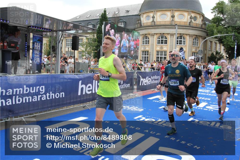29.06.2025 - hella hamburg halbmarathon Michael Strokosch http://msf.ph/oto/8489808 29.06.2025 10:44:53 Ziel 1941, 2098, 2970, 3004, 3098, 3785, 4270, 4425, 4915, 7056, 7167, 7325, 9720, 12161, 16834, 17406, 18631, 19207, 19210 meine-sportfotos.de