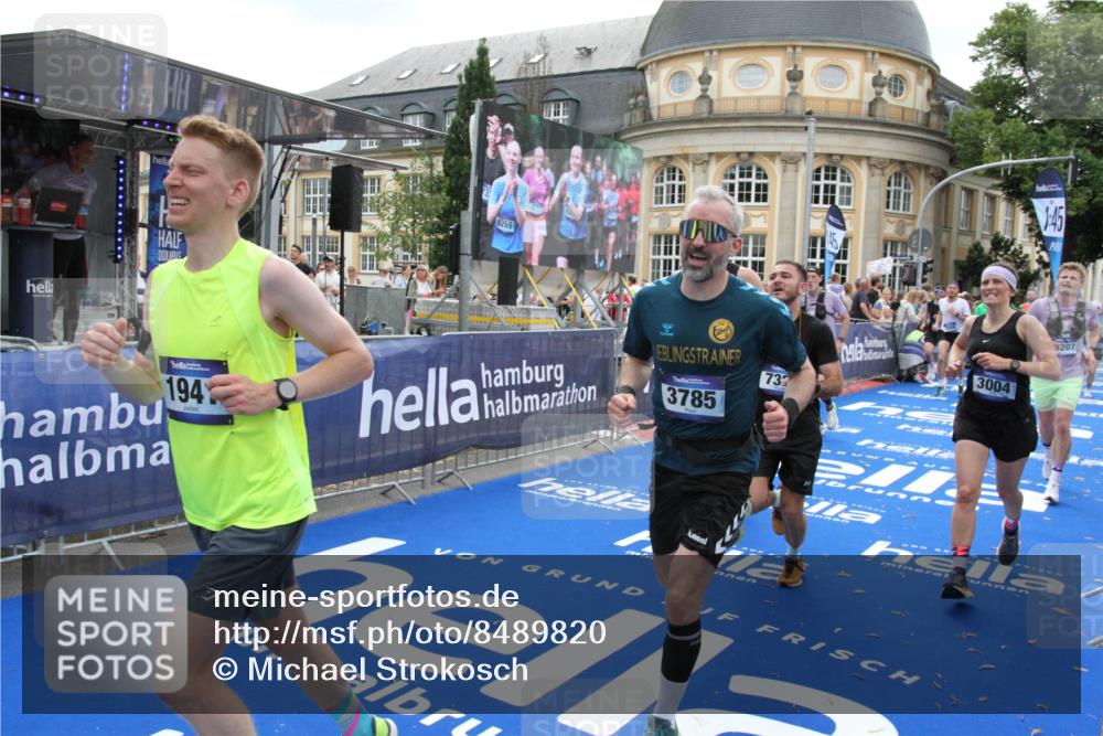 29.06.2025 - hella hamburg halbmarathon Michael Strokosch http://msf.ph/oto/8489820 29.06.2025 10:44:53 Ziel 1941, 2098, 2970, 3004, 3098, 3785, 4270, 4425, 4915, 7056, 7167, 7325, 9720, 12161, 16834, 17406, 18631, 19207, 19210 meine-sportfotos.de