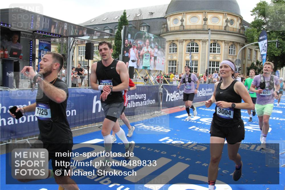 29.06.2025 - hella hamburg halbmarathon Michael Strokosch http://msf.ph/oto/8489833 29.06.2025 10:44:54 Ziel 1941, 2098, 2970, 3004, 3098, 3785, 4425, 4915, 7056, 7167, 7325, 9720, 12161, 16834, 17406, 18631, 19207, 19210 meine-sportfotos.de
