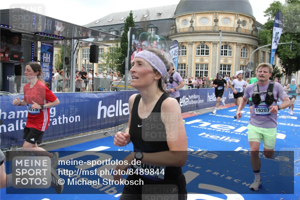 29.06.2025 - hella hamburg halbmarathon Michael Strokosch http://msf.ph/oto/8489844 29.06.2025 10:44:55 Ziel 1941, 2098, 2890, 3004, 3098, 3785, 4425, 4915, 7056, 7167, 7325, 9030, 9720, 12161, 16834, 17382, 17406, 18631, 19207, 19210 meine-sportfotos.de