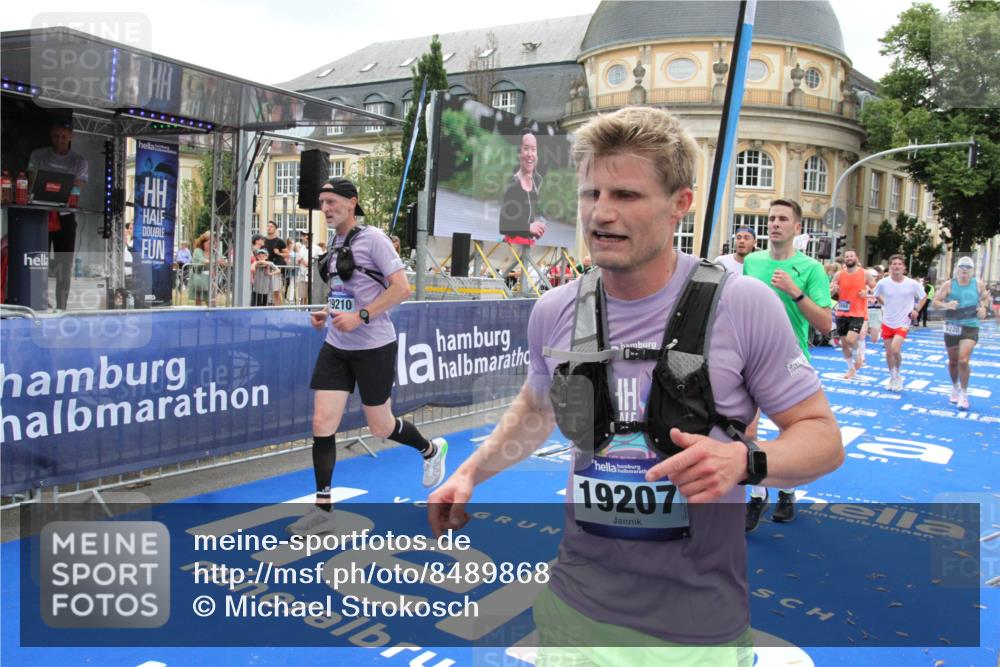 29.06.2025 - hella hamburg halbmarathon Michael Strokosch http://msf.ph/oto/8489868 29.06.2025 10:44:55 Ziel 1941, 2098, 2890, 3004, 3098, 3785, 4425, 4915, 7056, 7167, 7325, 9030, 9720, 12161, 16834, 17382, 17406, 18631, 19207, 19210 meine-sportfotos.de