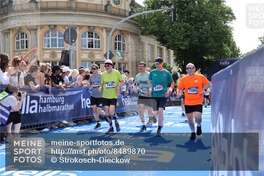 29.06.2025 - hella hamburg halbmarathon Strokosch-Dieckow http://msf.ph/oto/8489870 29.06.2025 11:42:08 Ziel 1596, 1774, 2494, 3679, 4411, 5180, 5186, 7040, 7445, 8007, 8486, 8712, 9379, 9699, 11183, 11444, 11972, 12883, 13299, 16021, 16239, 17458, 17687, 17688, 18366, 19037, 19057 meine-sportfotos.de