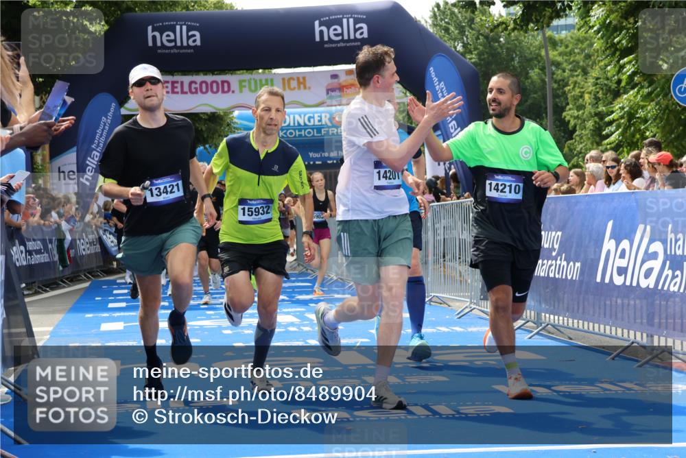 29.06.2025 - hella hamburg halbmarathon Strokosch-Dieckow http://msf.ph/oto/8489904 29.06.2025 10:43:41 Ziel 1976, 3116, 3437, 4318, 6903, 6991, 7185, 9114, 9159, 9374, 11153, 11778, 11848, 13421, 13897, 13996, 14201, 14210, 14690, 15328, 15512, 15932, 16062, 16105, 17912, 18449, 18650, 19090 meine-sportfotos.de