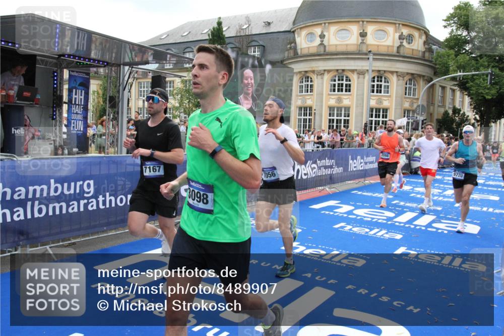 29.06.2025 - hella hamburg halbmarathon Michael Strokosch http://msf.ph/oto/8489907 29.06.2025 10:44:56 Ziel 1520, 2098, 2890, 3004, 3098, 4425, 4915, 7056, 7167, 7325, 9030, 9720, 12161, 16834, 17382, 17406, 18055, 18631, 19207, 19210 meine-sportfotos.de