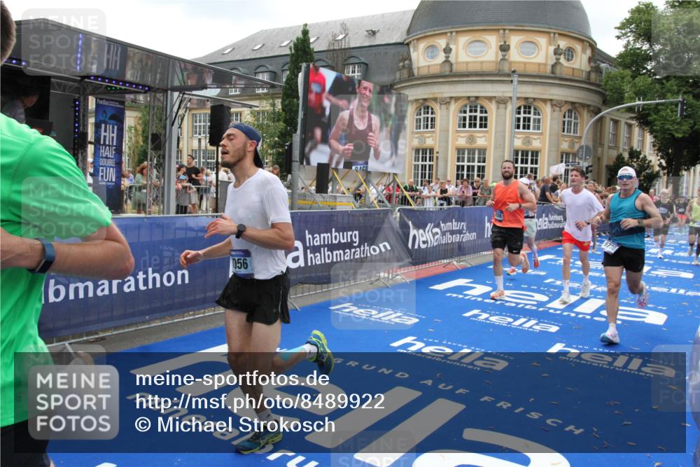 29.06.2025 - hella hamburg halbmarathon Michael Strokosch http://msf.ph/oto/8489922 29.06.2025 10:44:57 Ziel 1424, 1520, 2098, 2890, 3098, 4425, 7056, 7167, 9030, 9720, 12161, 17382, 17406, 18055, 18631, 19207, 19210 meine-sportfotos.de