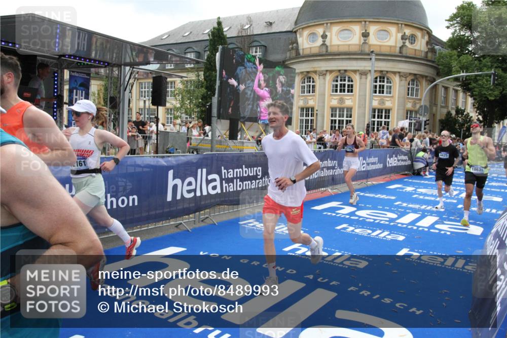 29.06.2025 - hella hamburg halbmarathon Michael Strokosch http://msf.ph/oto/8489993 29.06.2025 10:44:58 Ziel 1424, 1520, 2098, 2890, 3098, 4425, 7056, 7167, 9030, 9720, 12161, 16058, 17382, 17406, 17544, 18055, 18631, 19210 meine-sportfotos.de
