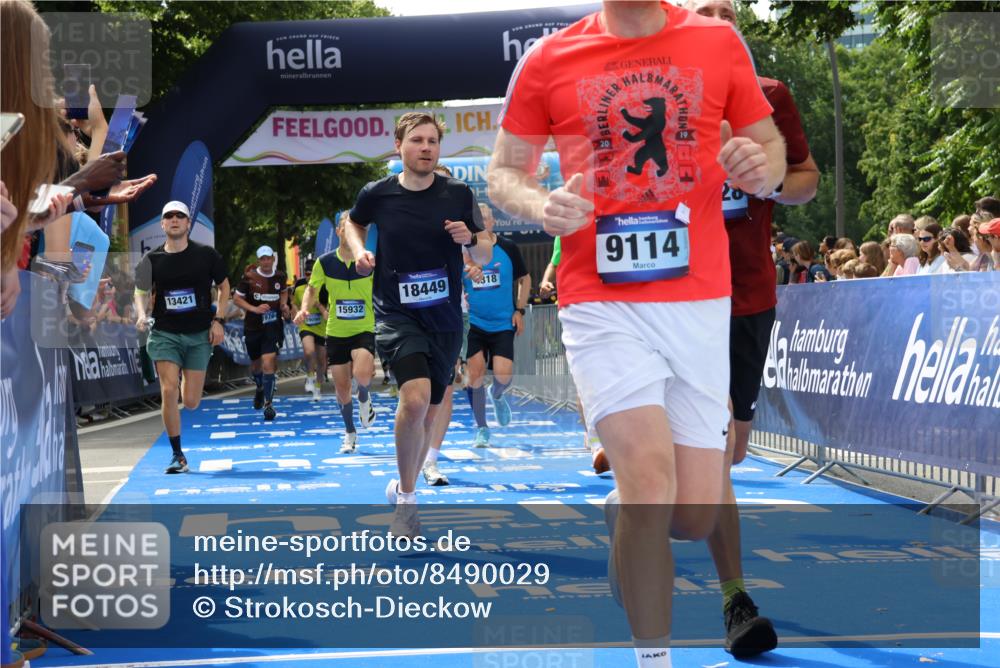 29.06.2025 - hella hamburg halbmarathon Strokosch-Dieckow http://msf.ph/oto/8490029 29.06.2025 10:43:39 Ziel 1976, 3116, 4318, 6903, 6991, 9114, 9159, 11153, 11848, 13421, 13996, 14201, 14210, 14484, 14690, 15328, 15512, 15932, 16062, 16105, 17912, 18449, 18775, 19090, 19229 meine-sportfotos.de