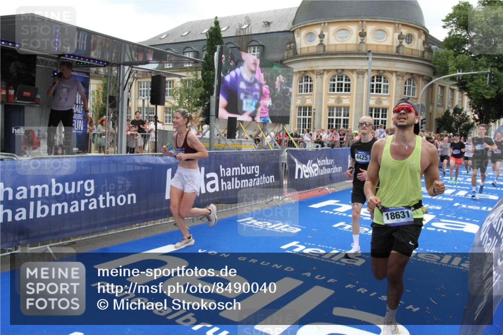 29.06.2025 - hella hamburg halbmarathon Michael Strokosch http://msf.ph/oto/8490040 29.06.2025 10:44:59 Ziel 1424, 1520, 2098, 2890, 4425, 9030, 9720, 12161, 16058, 17382, 17406, 17544, 18055, 18631 meine-sportfotos.de