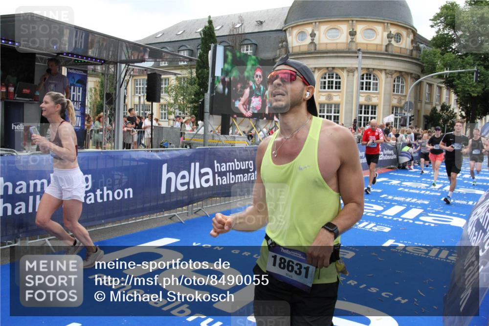 29.06.2025 - hella hamburg halbmarathon Michael Strokosch http://msf.ph/oto/8490055 29.06.2025 10:45:00 Ziel 1171, 1424, 1520, 2098, 2890, 4425, 9030, 9720, 12161, 16058, 17381, 17382, 17406, 17544, 18055, 18631 meine-sportfotos.de
