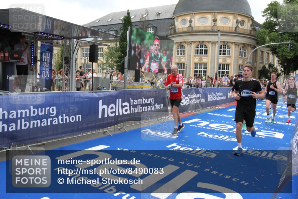 29.06.2025 - hella hamburg halbmarathon Michael Strokosch http://msf.ph/oto/8490083 29.06.2025 10:45:01 Ziel 1171, 1424, 1520, 2890, 4425, 7843, 9030, 15334, 16058, 17381, 17382, 17406, 17544, 18055, 18631 meine-sportfotos.de