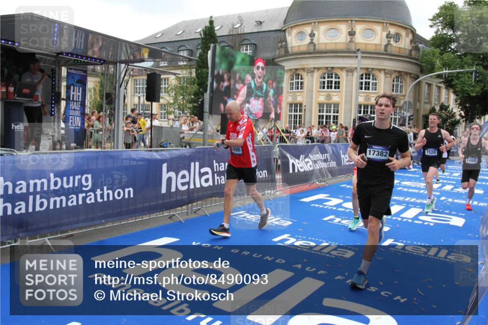 29.06.2025 - hella hamburg halbmarathon Michael Strokosch http://msf.ph/oto/8490093 29.06.2025 10:45:01 Ziel 1171, 1424, 1520, 2890, 4425, 7843, 9030, 15334, 16058, 17381, 17382, 17406, 17544, 18055, 18631 meine-sportfotos.de