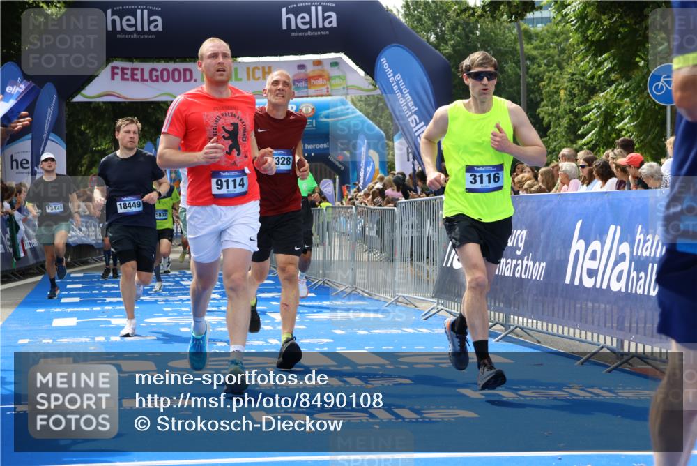 29.06.2025 - hella hamburg halbmarathon Strokosch-Dieckow http://msf.ph/oto/8490108 29.06.2025 10:43:38 Ziel 1976, 3116, 4080, 4318, 6903, 6991, 9114, 9159, 11153, 11848, 12623, 13421, 13996, 14201, 14210, 14484, 14690, 15328, 15932, 16105, 17912, 18449, 18775, 19090, 19229 meine-sportfotos.de