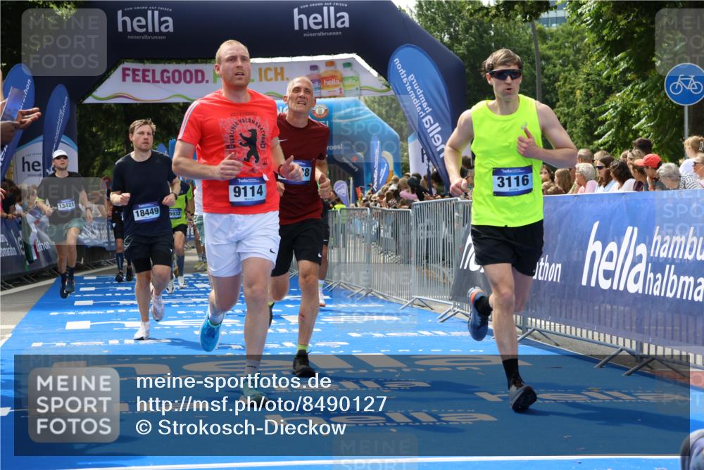 29.06.2025 - hella hamburg halbmarathon Strokosch-Dieckow http://msf.ph/oto/8490127 29.06.2025 10:43:38 Ziel 1976, 3116, 4080, 4318, 6903, 6991, 9114, 9159, 11153, 11848, 12623, 13421, 13996, 14201, 14210, 14484, 14690, 15328, 15932, 16105, 17912, 18449, 18775, 19090, 19229 meine-sportfotos.de