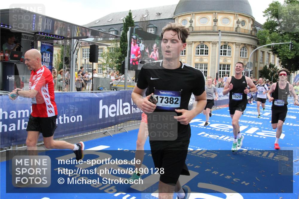 29.06.2025 - hella hamburg halbmarathon Michael Strokosch http://msf.ph/oto/8490128 29.06.2025 10:45:02 Ziel 1171, 1424, 1520, 2890, 4425, 6266, 7709, 7843, 9030, 11688, 15334, 16058, 17381, 17382, 17406, 17544, 18055, 18631 meine-sportfotos.de
