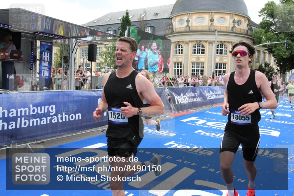 29.06.2025 - hella hamburg halbmarathon Michael Strokosch http://msf.ph/oto/8490150 29.06.2025 10:45:03 Ziel 1171, 1424, 1520, 2890, 6266, 7709, 7843, 9030, 10741, 11688, 15334, 16058, 17381, 17382, 17544, 18055 meine-sportfotos.de