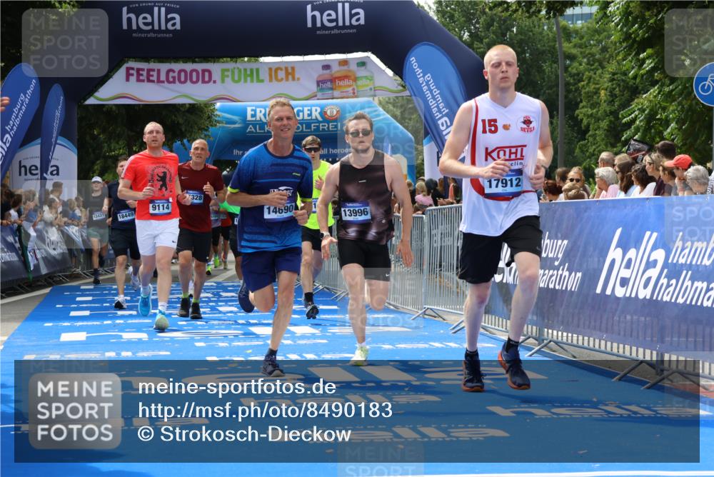 29.06.2025 - hella hamburg halbmarathon Strokosch-Dieckow http://msf.ph/oto/8490183 29.06.2025 10:43:36 Ziel 3116, 4080, 4318, 5124, 6903, 6991, 7635, 9114, 10246, 11648, 12623, 13421, 13996, 14201, 14210, 14484, 14690, 15328, 15932, 16338, 17912, 18449, 18513, 18775, 18810, 19090, 19229 meine-sportfotos.de