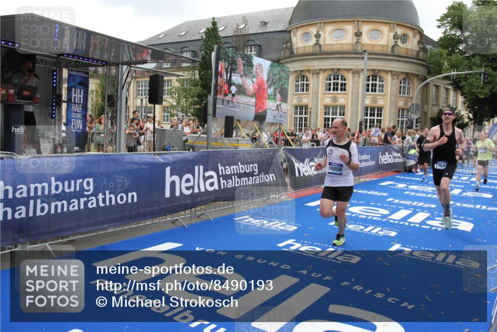 29.06.2025 - hella hamburg halbmarathon Michael Strokosch http://msf.ph/oto/8490193 29.06.2025 10:45:04 Ziel 1171, 1424, 1520, 2890, 3917, 6266, 7709, 7843, 9030, 9710, 10741, 11688, 13919, 15334, 16058, 17381, 17382, 17544, 18055 meine-sportfotos.de