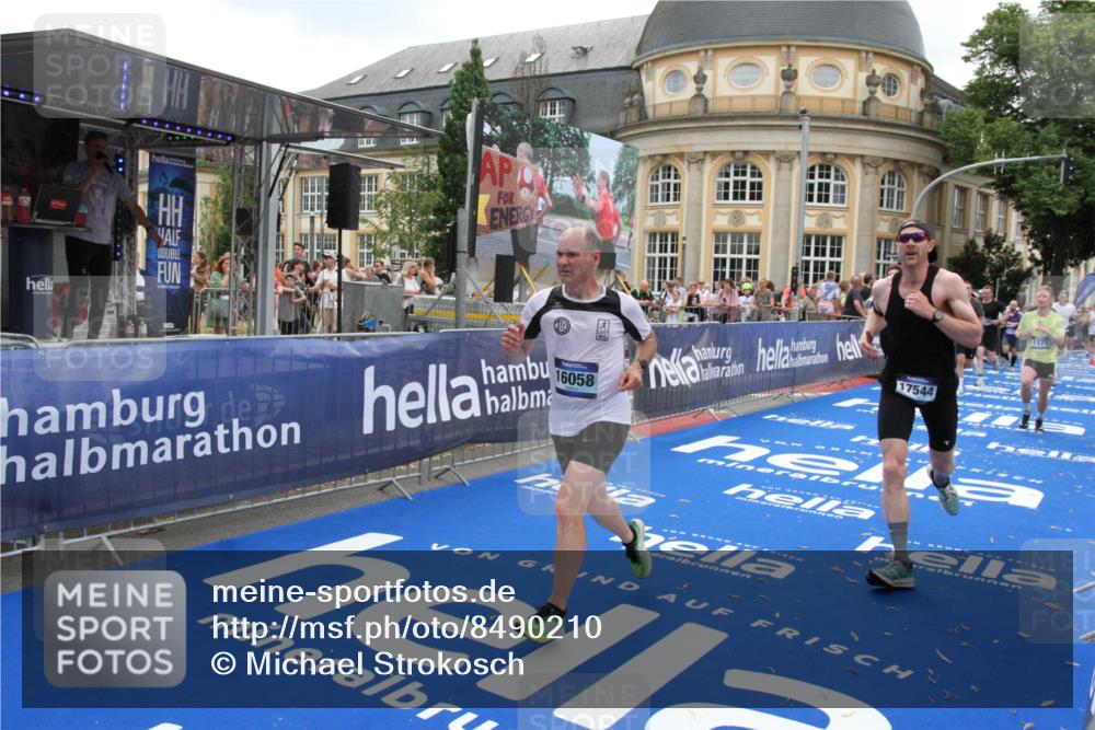 29.06.2025 - hella hamburg halbmarathon Michael Strokosch http://msf.ph/oto/8490210 29.06.2025 10:45:05 Ziel 1171, 1424, 1520, 3917, 4997, 6266, 7709, 7843, 9710, 10741, 11688, 13919, 15334, 15365, 16058, 17381, 17544, 18055 meine-sportfotos.de