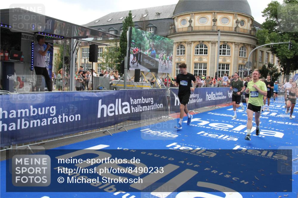 29.06.2025 - hella hamburg halbmarathon Michael Strokosch http://msf.ph/oto/8490233 29.06.2025 10:45:06 Ziel 1171, 1424, 3917, 4997, 6266, 7709, 7843, 9710, 10313, 10741, 11688, 13919, 15334, 15365, 16058, 17381, 17544 meine-sportfotos.de