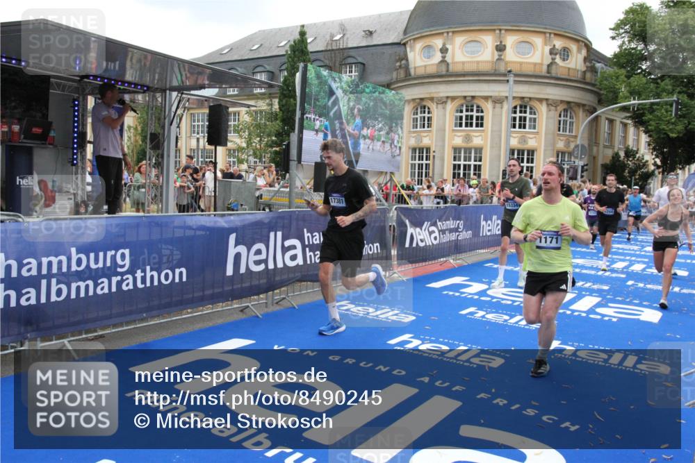29.06.2025 - hella hamburg halbmarathon Michael Strokosch http://msf.ph/oto/8490245 29.06.2025 10:45:07 Ziel 1171, 2270, 3917, 4997, 6266, 7709, 7843, 9710, 10313, 10741, 11688, 13919, 15334, 15365, 16058, 16689, 17381, 17544 meine-sportfotos.de