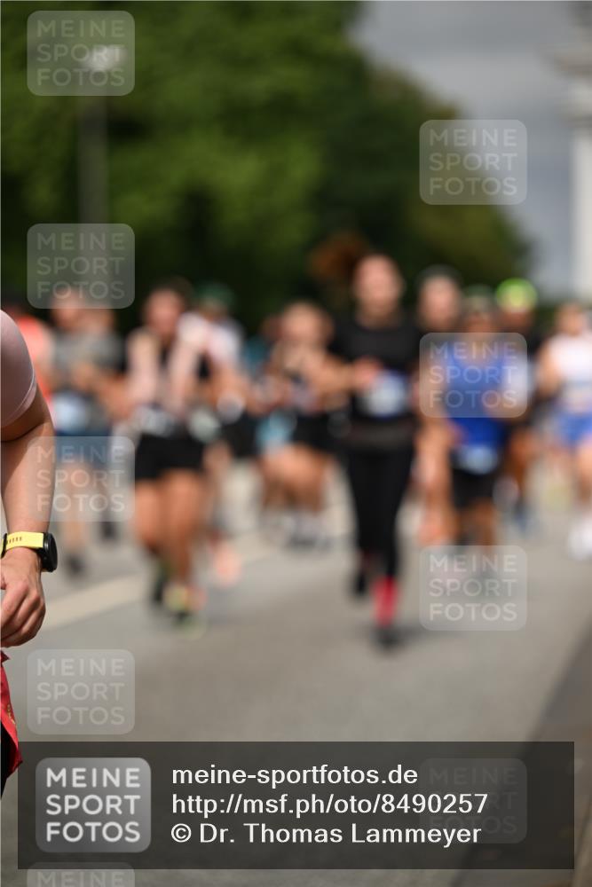 29.06.2025 - hella hamburg halbmarathon Dr. Thomas Lammeyer http://msf.ph/oto/8490257 29.06.2025 10:21:48 Kennedybrücke 1015, 1156, 1204, 1274, 1458, 1554, 1622, 1749, 1795, 2094, 2259, 2931, 3138, 3292, 3802, 3803, 4218, 4852, 5002, 5004, 5929, 5930, 6254, 6336, 6352, 7011, 7258, 7945, 8144, 8210, 8351, 8433, 8607, 9400, 9798, 9848, 10460, 10509, 10620, 10677, 11275, 11372 meine-sportfotos.de