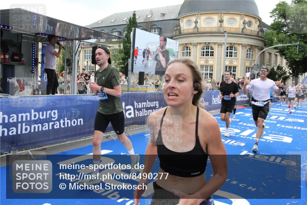 29.06.2025 - hella hamburg halbmarathon Michael Strokosch http://msf.ph/oto/8490277 29.06.2025 10:45:08 Ziel 1171, 2270, 3917, 4997, 6266, 7709, 7843, 9302, 9710, 10313, 10741, 11688, 13919, 15334, 15365, 16685, 16689, 17381 meine-sportfotos.de