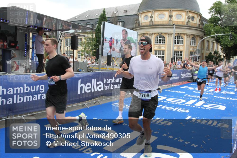 29.06.2025 - hella hamburg halbmarathon Michael Strokosch http://msf.ph/oto/8490305 29.06.2025 10:45:09 Ziel 1171, 2270, 3917, 4997, 6266, 6575, 6819, 7709, 7843, 9302, 9710, 10313, 10741, 11688, 13919, 15334, 15365, 16685, 16689, 17381, 17960 meine-sportfotos.de