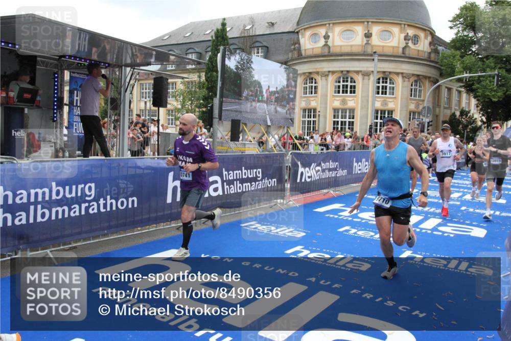 29.06.2025 - hella hamburg halbmarathon Michael Strokosch http://msf.ph/oto/8490356 29.06.2025 10:45:10 Ziel 2270, 3917, 4997, 6266, 6575, 6819, 7087, 7709, 7843, 9302, 9710, 10313, 10741, 11688, 13919, 15334, 15365, 16685, 16689, 17120, 17960, 18346, 18718 meine-sportfotos.de