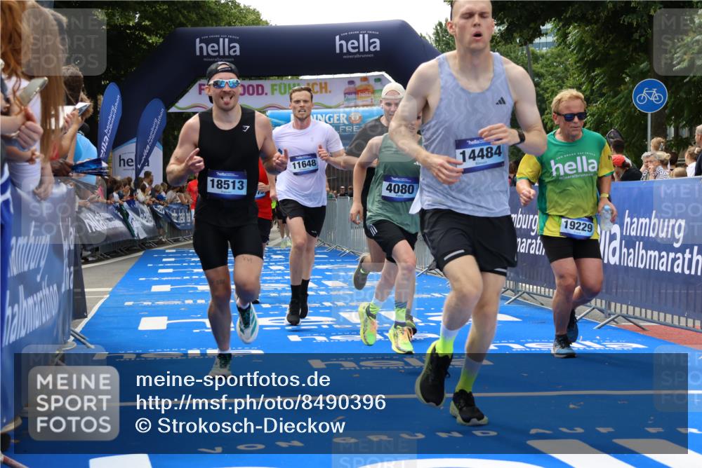 29.06.2025 - hella hamburg halbmarathon Strokosch-Dieckow http://msf.ph/oto/8490396 29.06.2025 10:43:32 Ziel 3116, 3928, 4080, 4318, 5124, 5436, 5506, 7635, 8664, 9114, 9931, 10246, 11648, 12623, 13421, 13996, 14484, 14690, 15328, 15932, 16338, 17912, 18449, 18513, 18775, 18810, 18942, 19229 meine-sportfotos.de
