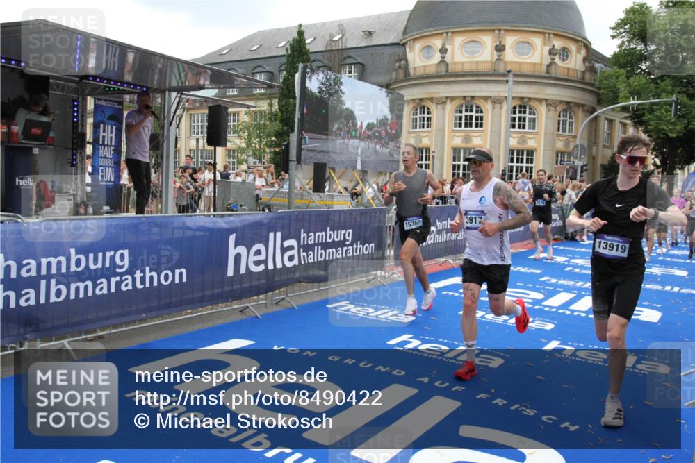 29.06.2025 - hella hamburg halbmarathon Michael Strokosch http://msf.ph/oto/8490422 29.06.2025 10:45:11 Ziel 2270, 3917, 4997, 6266, 6575, 6819, 7087, 7709, 9302, 9710, 10313, 10741, 11688, 13919, 15365, 15651, 16685, 16689, 17120, 17960, 18346, 18718 meine-sportfotos.de