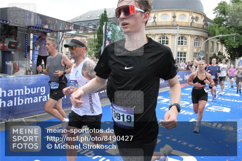 29.06.2025 - hella hamburg halbmarathon Michael Strokosch http://msf.ph/oto/8490427 29.06.2025 10:45:12 Ziel 2270, 3917, 4997, 6375, 6575, 6819, 7087, 9302, 9710, 10313, 10741, 13919, 15365, 15651, 16685, 16689, 17120, 17960, 18346, 18718 meine-sportfotos.de