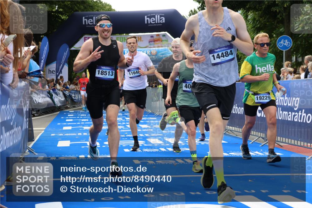 29.06.2025 - hella hamburg halbmarathon Strokosch-Dieckow http://msf.ph/oto/8490440 29.06.2025 10:43:32 Ziel 3116, 3928, 4080, 4318, 5124, 5436, 5506, 7635, 8664, 9114, 9931, 10246, 11648, 12623, 13421, 13996, 14484, 14690, 15328, 15932, 16338, 17912, 18449, 18513, 18775, 18810, 18942, 19229 meine-sportfotos.de