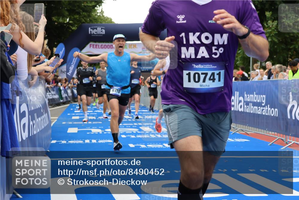 29.06.2025 - hella hamburg halbmarathon Strokosch-Dieckow http://msf.ph/oto/8490452 29.06.2025 10:45:05 Ziel 1171, 2270, 3917, 4997, 6266, 6375, 6575, 6819, 7087, 7709, 7843, 9302, 9710, 10313, 10741, 11688, 13919, 15334, 15365, 15651, 16058, 16685, 16689, 17120, 17381, 17544, 17960, 18346, 18718 meine-sportfotos.de