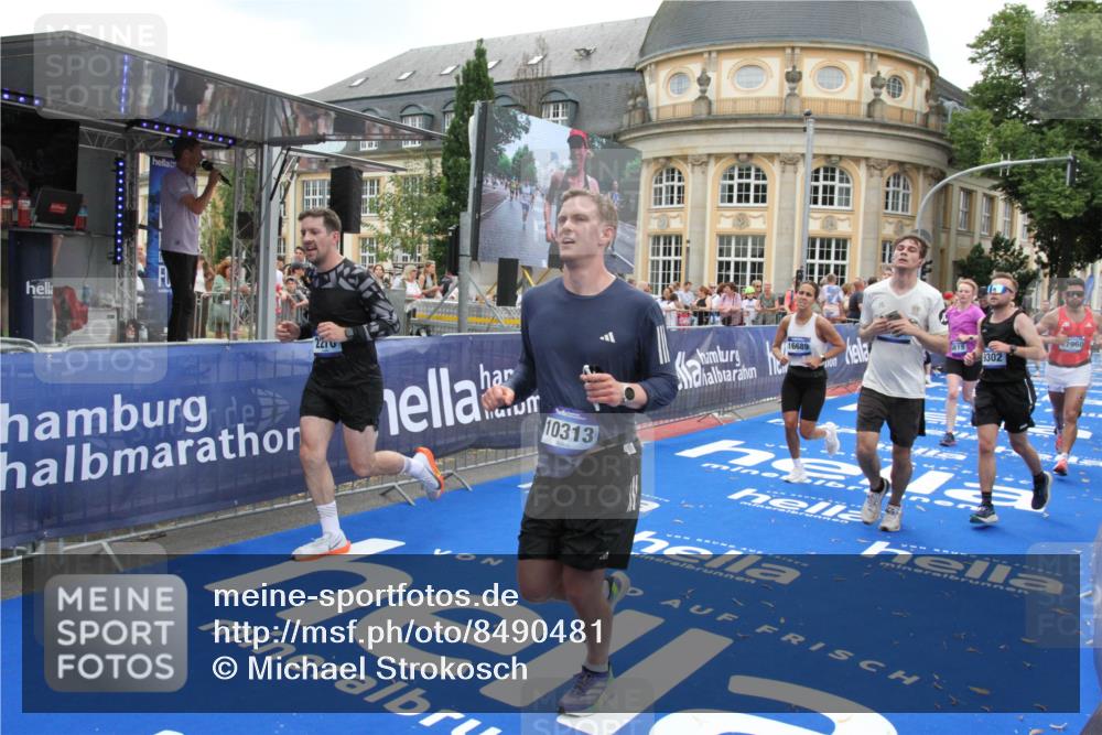 29.06.2025 - hella hamburg halbmarathon Michael Strokosch http://msf.ph/oto/8490481 29.06.2025 10:45:14 Ziel 2270, 4997, 6054, 6375, 6575, 6819, 7087, 9302, 10313, 12783, 15365, 15636, 15651, 15760, 16513, 16685, 16689, 17120, 17960, 18346, 18718 meine-sportfotos.de