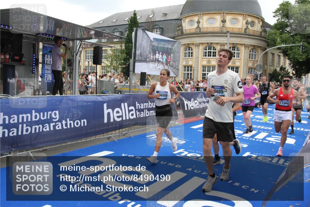 29.06.2025 - hella hamburg halbmarathon Michael Strokosch http://msf.ph/oto/8490490 29.06.2025 10:45:14 Ziel 2270, 4997, 6054, 6375, 6575, 6819, 7087, 9302, 10313, 12783, 15365, 15636, 15651, 15760, 16513, 16685, 16689, 17120, 17960, 18346, 18718 meine-sportfotos.de