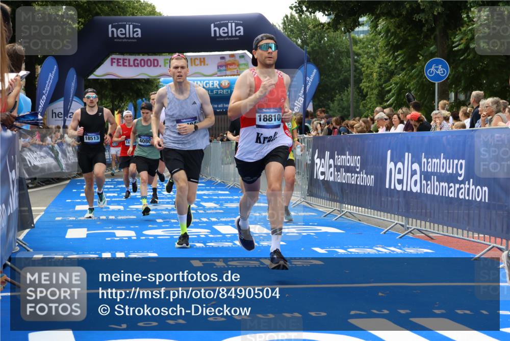 29.06.2025 - hella hamburg halbmarathon Strokosch-Dieckow http://msf.ph/oto/8490504 29.06.2025 10:43:31 Ziel 3116, 3928, 4080, 5124, 5436, 5506, 7635, 8664, 9931, 10237, 10246, 11648, 12623, 13996, 14484, 14690, 16338, 17391, 17912, 18449, 18513, 18775, 18810, 18942, 19051, 19229 meine-sportfotos.de