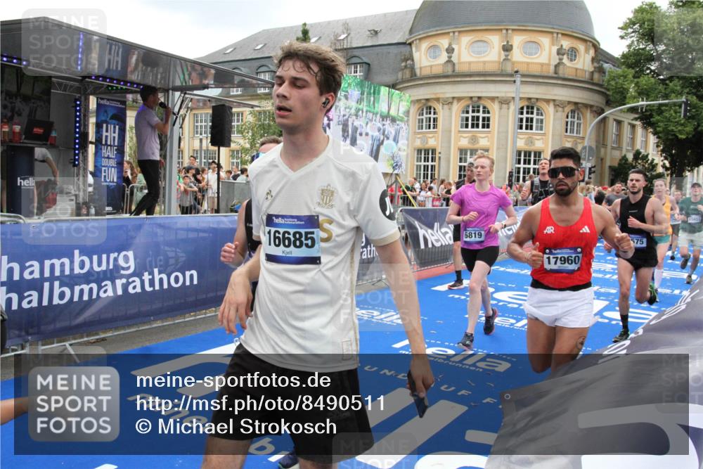 29.06.2025 - hella hamburg halbmarathon Michael Strokosch http://msf.ph/oto/8490511 29.06.2025 10:45:15 Ziel 2270, 6054, 6375, 6575, 6819, 7087, 9302, 10313, 12783, 15636, 15651, 15741, 15760, 16513, 16685, 16689, 17120, 17960, 18346, 18718 meine-sportfotos.de