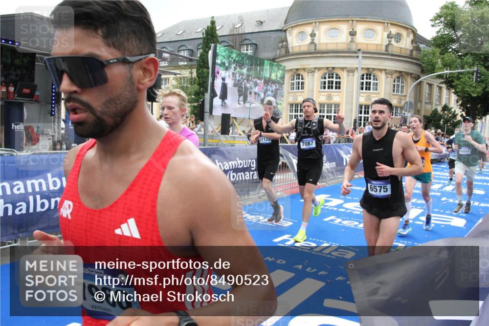 29.06.2025 - hella hamburg halbmarathon Michael Strokosch http://msf.ph/oto/8490523 29.06.2025 10:45:16 Ziel 2188, 2270, 6054, 6375, 6575, 6819, 7087, 9302, 10064, 12783, 15563, 15636, 15651, 15741, 15760, 16513, 16685, 16689, 17120, 17960, 18346, 18718 meine-sportfotos.de