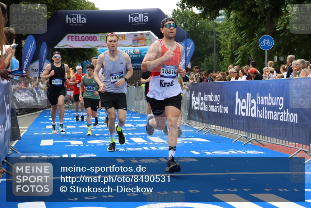 29.06.2025 - hella hamburg halbmarathon Strokosch-Dieckow http://msf.ph/oto/8490531 29.06.2025 10:43:31 Ziel 3116, 3928, 4080, 5124, 5436, 5506, 7635, 8664, 9931, 10237, 10246, 11648, 12623, 13996, 14484, 14690, 16338, 17391, 17912, 18449, 18513, 18775, 18810, 18942, 19051, 19229 meine-sportfotos.de