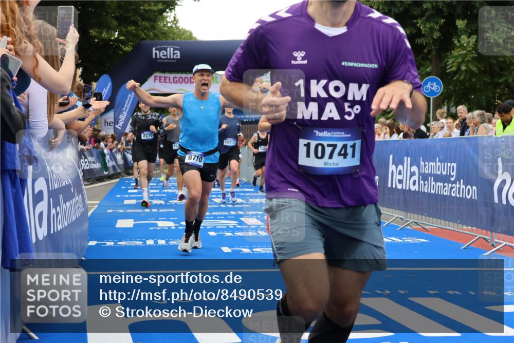 29.06.2025 - hella hamburg halbmarathon Strokosch-Dieckow http://msf.ph/oto/8490539 29.06.2025 10:45:05 Ziel 1171, 2270, 3917, 4997, 6266, 6375, 6575, 6819, 7087, 7709, 7843, 9302, 9710, 10313, 10741, 11688, 13919, 15334, 15365, 15651, 16058, 16685, 16689, 17120, 17381, 17544, 17960, 18346, 18718 meine-sportfotos.de