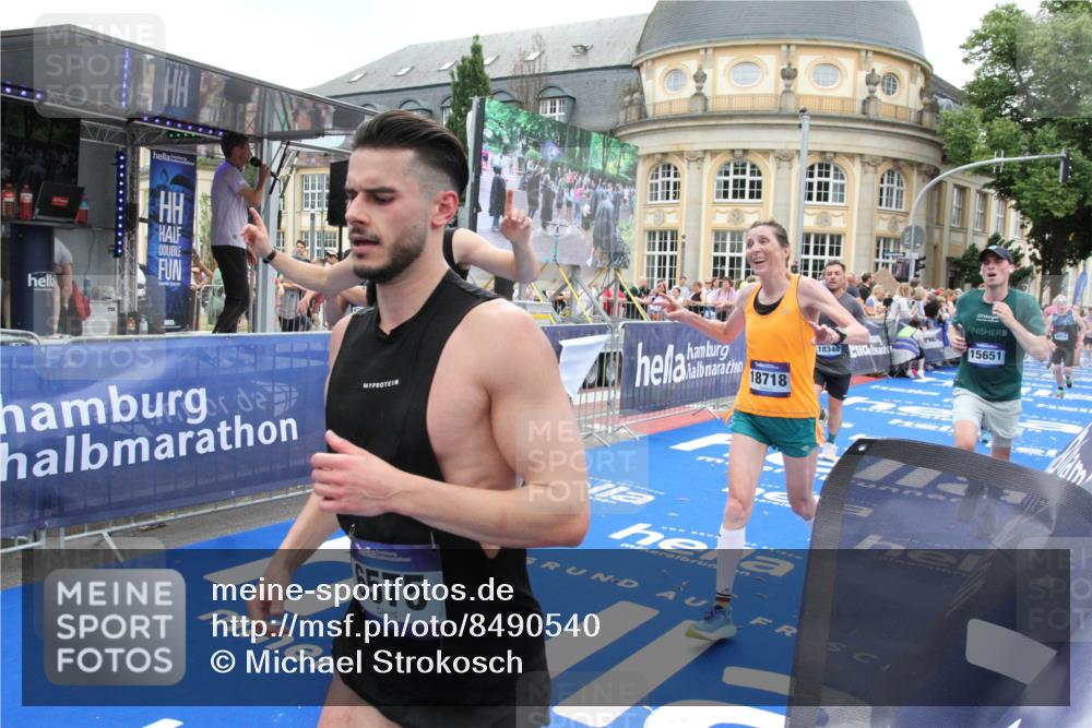 29.06.2025 - hella hamburg halbmarathon Michael Strokosch http://msf.ph/oto/8490540 29.06.2025 10:45:17 Ziel 2188, 6054, 6375, 6575, 6819, 7087, 9302, 10064, 12783, 15563, 15636, 15651, 15741, 15760, 16513, 16685, 17120, 17960, 18346, 18718 meine-sportfotos.de