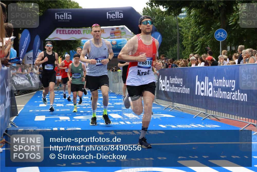 29.06.2025 - hella hamburg halbmarathon Strokosch-Dieckow http://msf.ph/oto/8490556 29.06.2025 10:43:31 Ziel 3116, 3928, 4080, 5124, 5436, 5506, 7635, 8664, 9931, 10237, 10246, 11648, 12623, 13996, 14484, 14690, 16338, 17391, 17912, 18449, 18513, 18775, 18810, 18942, 19051, 19229 meine-sportfotos.de